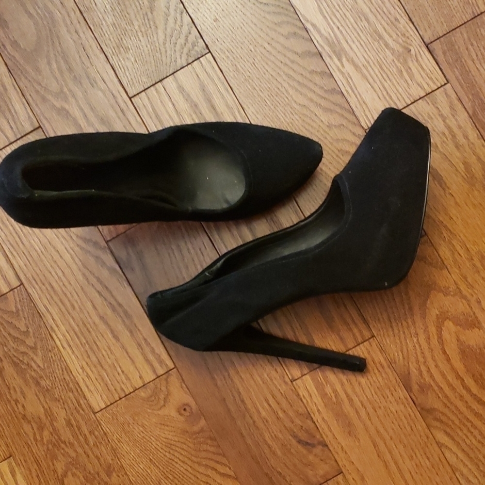 KELSI Dagger black heels.